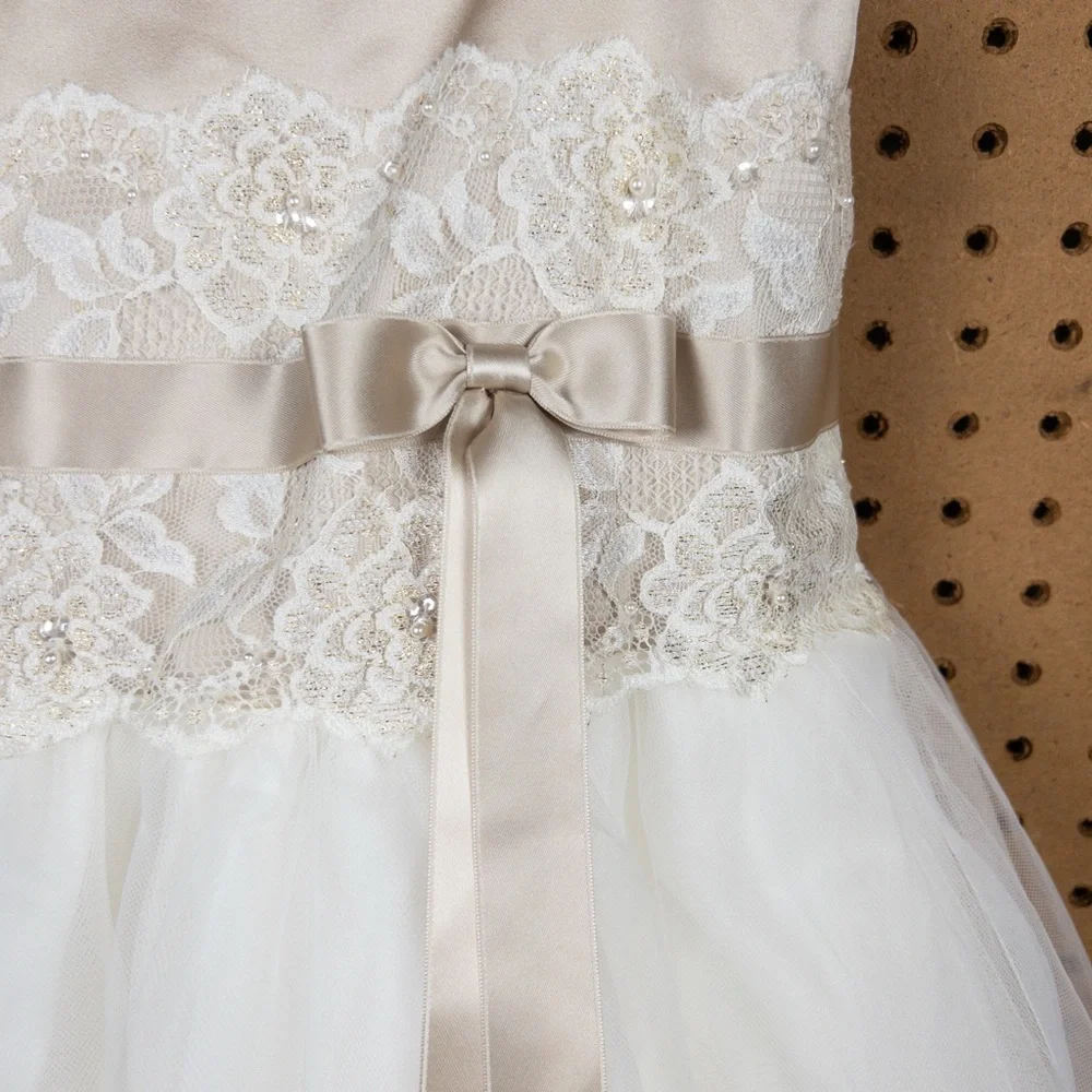 David's Bridal‎ Flower Girl Elegant White and Cream Formal Dress Size 4 - Picture 4 of 9
